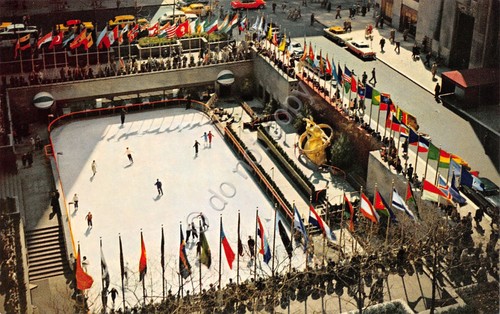 Cartolina New York Rockefeller Plaza Skating Rink vista dall'alto bandiere …