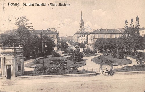 Cartolina Novara Giardini pubblici Viale Stazione 1913