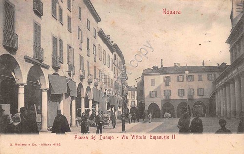 Cartolina Novara Piazza del Duomo Via V. Emanuele II animata …