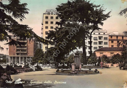 Cartolina Novi Ligure Giardini della Stazione colorata 1958
