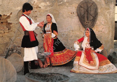 Cartolina Oristano Costumi tradizionali Sardi donne e uomo