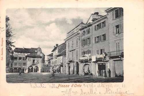 Cartolina Orta la piazza animata bucato steso 1904