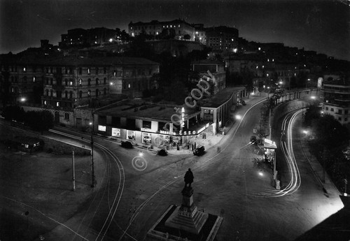 Cartolina Perugia Largo Cacciatori delle Alpi Stazione Esso notturno