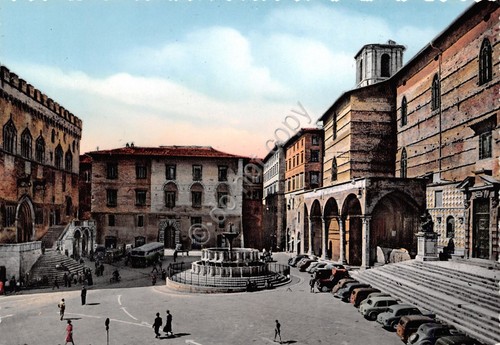 Cartolina Perugia Piazza 4 Novembre auto d'epoca
