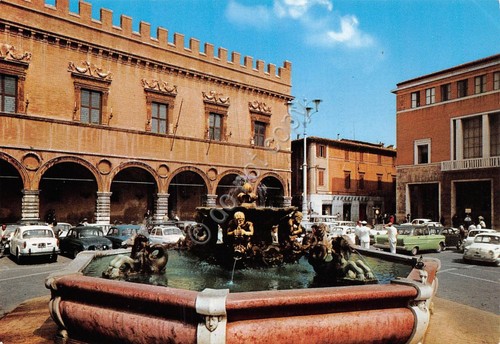 Cartolina Pesaro Piazza del Popolo auto d'epoca