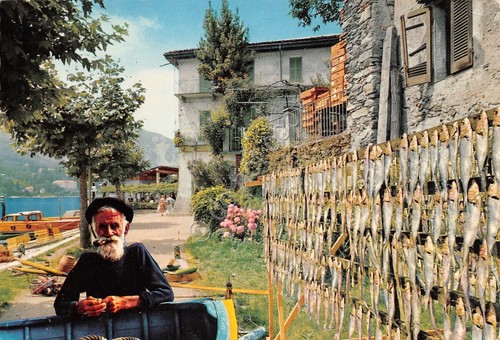 Cartolina pescatore sul lago con pesci ad essiccare