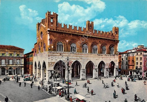 Cartolina Piacenza Piazza dei Cavalli e Palazzo Gotico animata