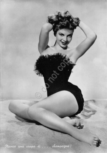 Cartolina Pin Up bianco e nero manca una coppa di …