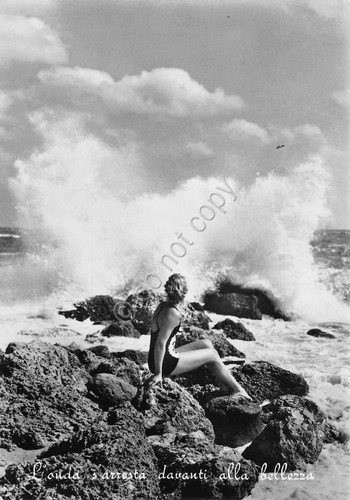 Cartolina Pin up con onde al mare 1954