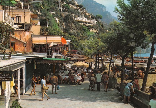 Cartolina Positano stradone e spiaggia animata tabacchi Lucie case anni …