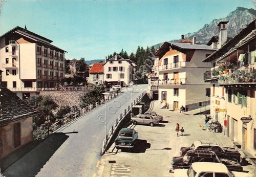 Cartolina Premia Panorama parziale via del paese auto d'epoca segnata