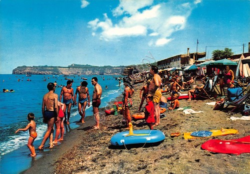 Cartolina Procida Spiaggia Chiaiolella animata anni '80