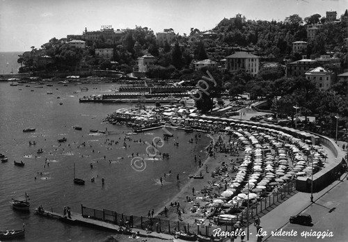 Cartolina Rapallo spiaggia con ombrelloni anni '50