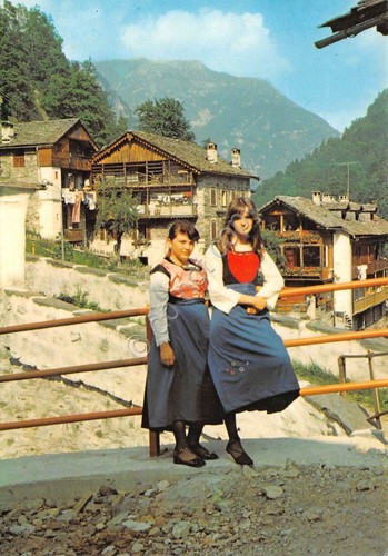 Cartolina Rassa Valsesia Costumi tradizionali e scorcio panoramico