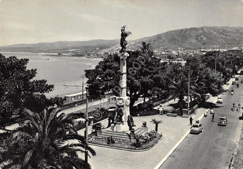 Cartolina Reggio Calabria Lungomare Monumento ai Caduti animata auto d'epoca
