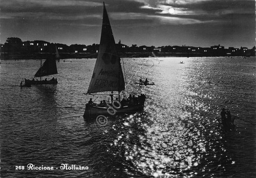 Cartolina Riccione notturno con barche a vela 1955