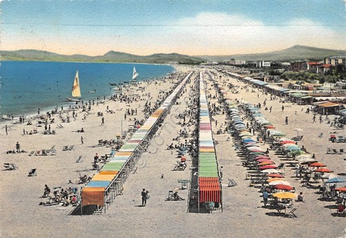 Cartolina Riccione spiaggia animata 1957 segnata