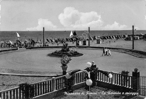 Cartolina Rimini Miramare Rotonda e spiaggia 1955