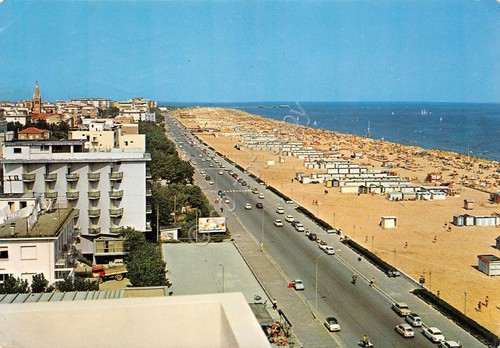 Cartolina Rimini Panorama strada e spiaggia 1968