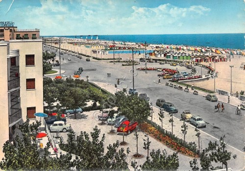 Cartolina Rimini Piazza Tripoli e spiaggia 1962