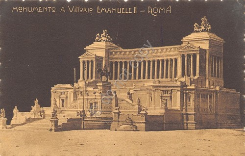 Cartolina Roma Monumento a Vittorio Emanuele II con base scura …