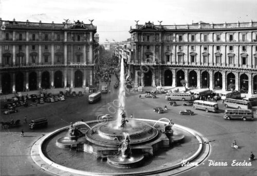 Cartolina Roma Piazza Esedra con auto d'epoca e bus 1965