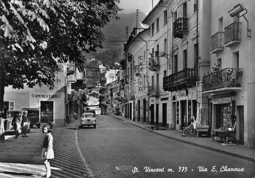 Cartolina Saint Vincent Via Chanoux animata auto 1961 timbro Terme