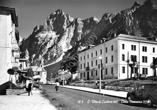 Cartolina San Vito di Cadore Via del paese animata Municipio