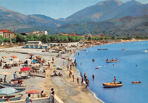 Cartolina Sapri spiaggia animata stabilimenti balneari anni '80