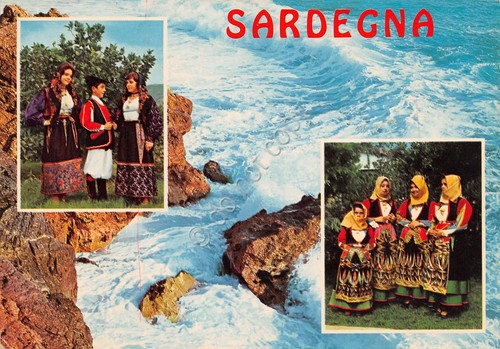Cartolina Sardegna vestiti tradizionali e mare 1980
