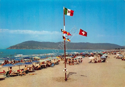 Cartolina Sarzana Marinella la spiaggia animata (La Spezia)