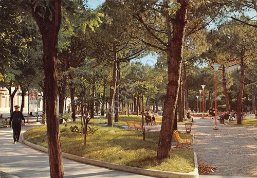 Cartolina Senigallia Villa Comunale giardini animata
