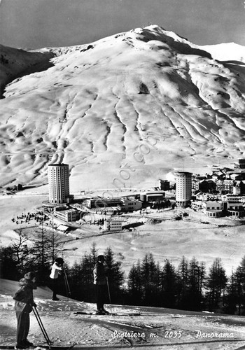 Cartolina Sestriere panorama con sciatori 1961