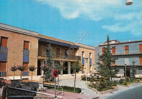 Cartolina Solopaca Piazza Municipio case Palazzo del Comune anni '80