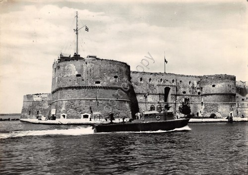Cartolina Taranto Castello Aragonese barca 1956