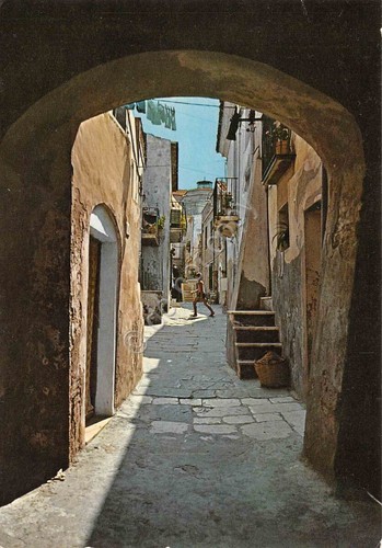 Cartolina Termoli una via della vecchia città animata
