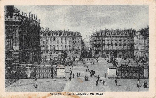 Cartolina Torino Piazza Castello Via Roma animata carrozza macchie