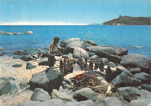 Cartolina Tortolì Golfo S. Gemiliano Porcetti allo spiedo sulla spiaggia