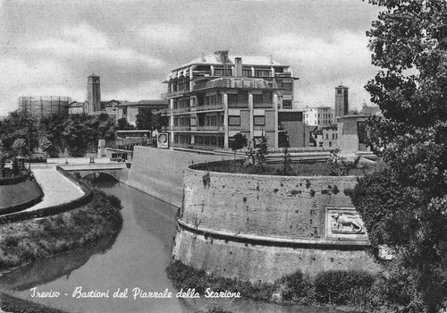 Cartolina Treviso Bastioni del Piazzale della Stazione 1955