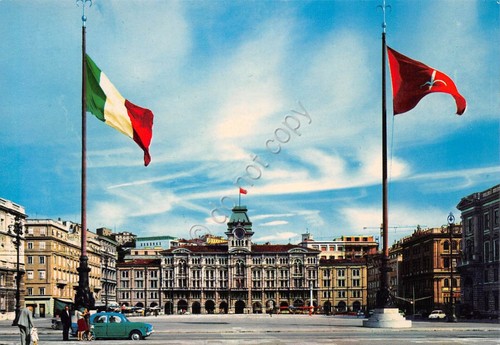 Cartolina Trieste Piazza dell' Unità animata auto
