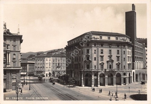 Cartolina Trieste Piazza Oberdan animata anni '40