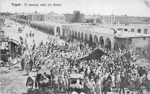 Cartolina Tripoli Mercato su Via Azizia animata
