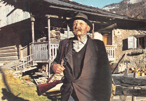 Cartolina Val di Fassa figura caratteristica uomo con fucile casolare