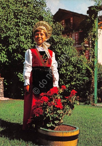 Cartolina Valle d'Aosta Costume tradizionale donna in abito tradizionale