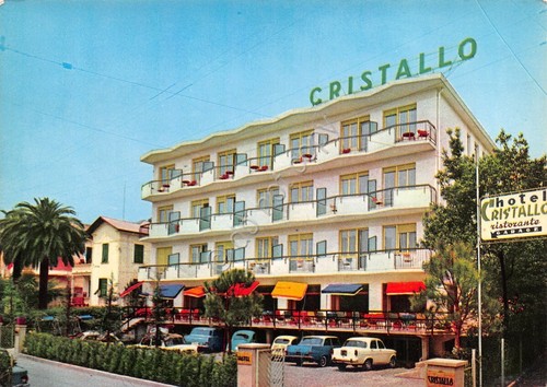 Cartolina Varazze Hotel Cristallo facciata auto d'epoca piega (Savona)