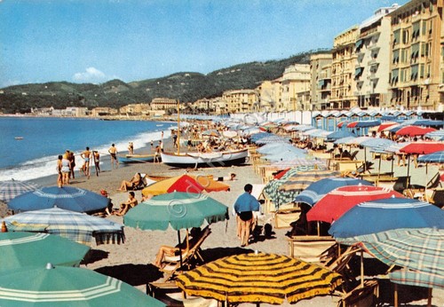 Cartolina Varazze luci e colori spiaggia ombrelloni stabilimenti animata