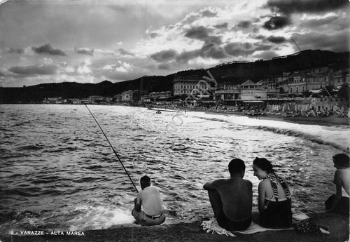 Cartolina Varazze panorama parziale spiaggia pescatore animata alta marea 1950