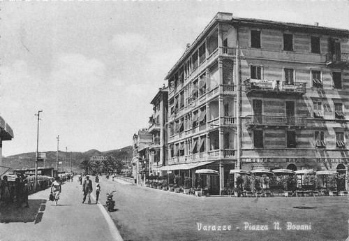 Cartolina Varazze Piazza N. Bovani animata Bar Miramare 1955