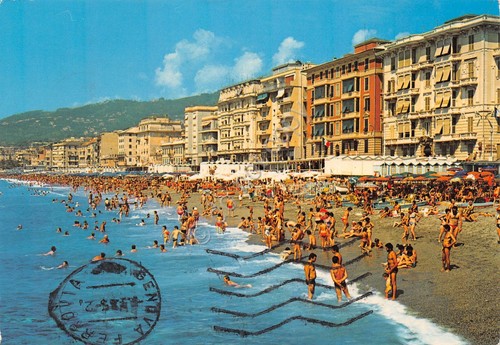 Cartolina Varazze Spiaggia animata edifici 1985