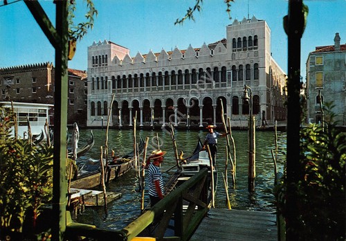 Cartolina Venezia Fondaco dei Turchi gondole gondolieri